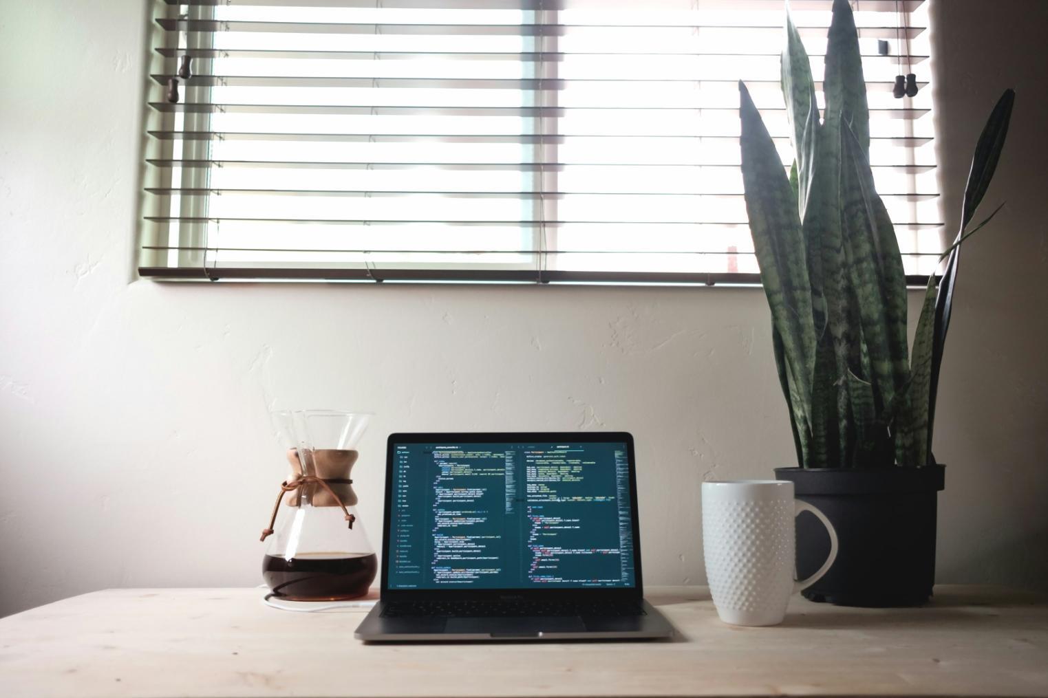 Finanzanalyst bei der Auswertung von Unternehmensdaten am Computer