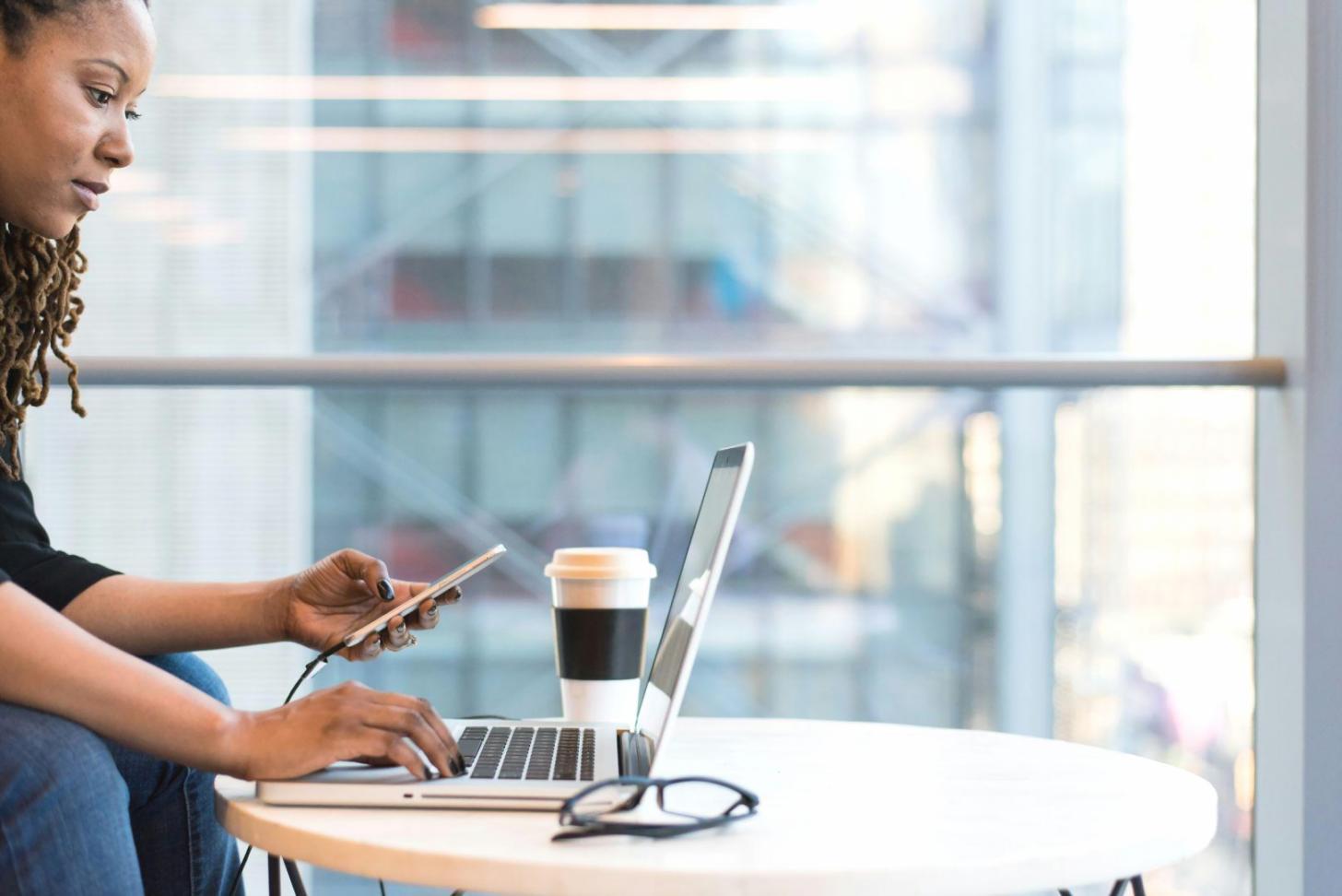 Professionelles Beratungsgespräch in modernem Büro