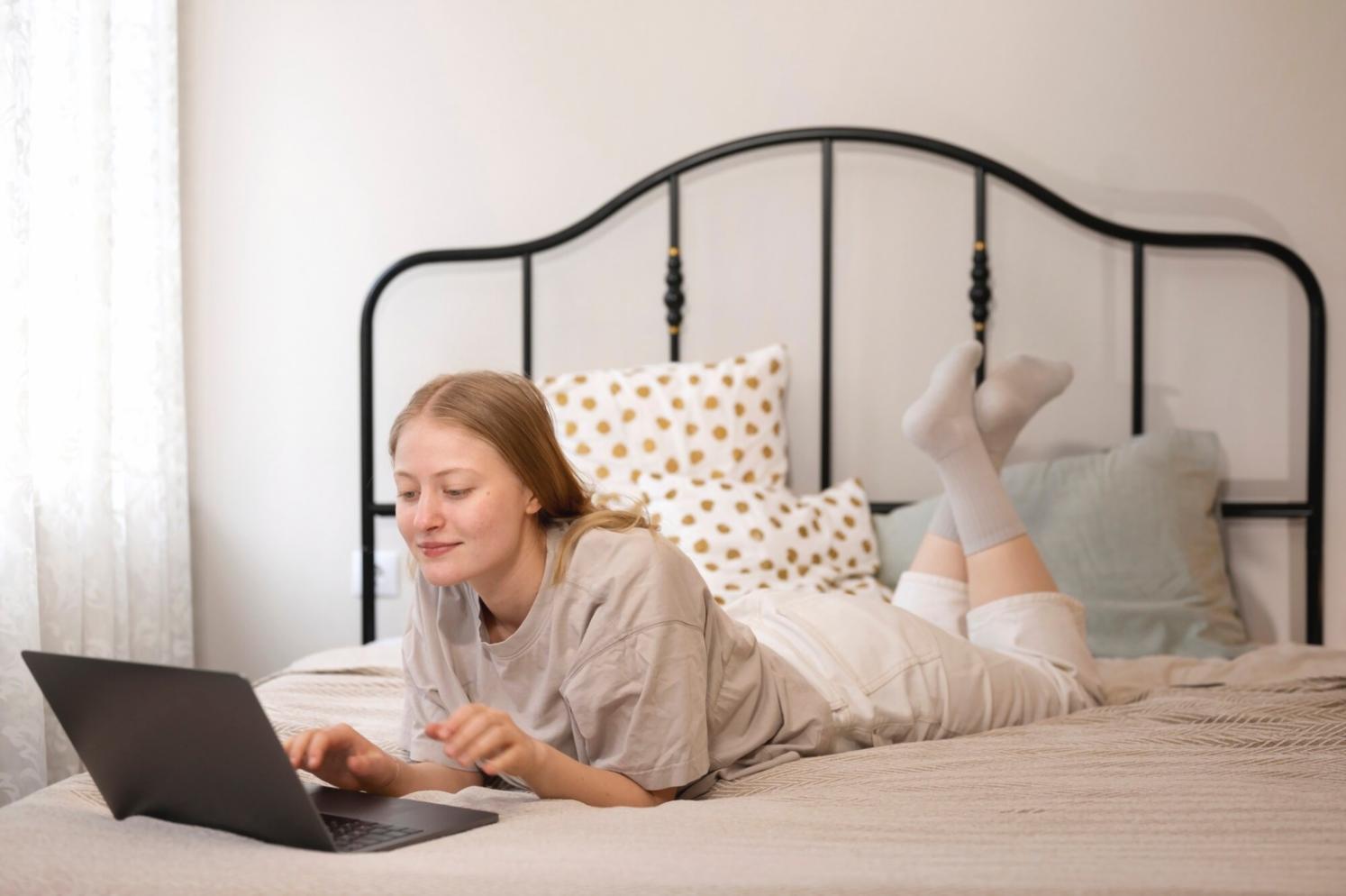Geschäftstreffen mit Dokumenten und Laptop, symbolisiert transparente Finanzberatung